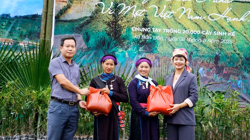 Đại diện Trung tâm Truyền thông Tài nguyên và Môi trường tặng quà cho người dân xã Bản Liền.