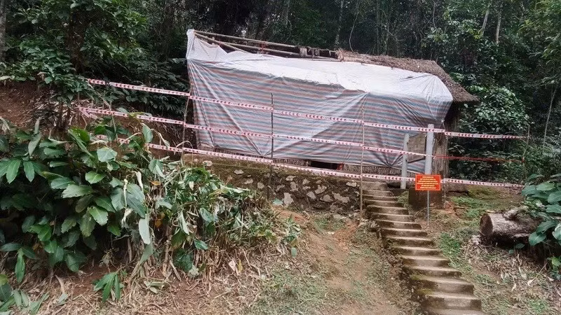 Hiện tại, lán Tham mưu trưởng Hoàng Văn Thái đã được chăng dây, cắm biển để sửa chữa.