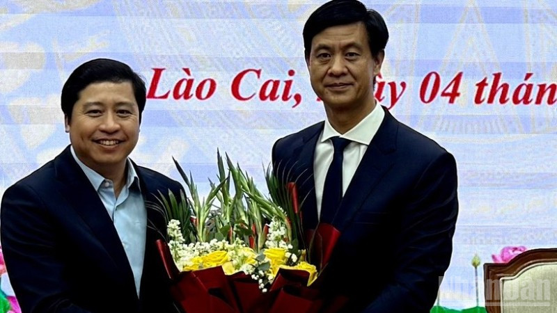 Đồng chí Đỗ Quốc Huy, Ủy viên Trung ương Đảng, Bí thư Tỉnh ủy tặng hoa chúc mừng tân Phó Chủ tịch Ủy ban nhân dân tỉnh Phan Trung Bá. (Ảnh: THANH SƠN)