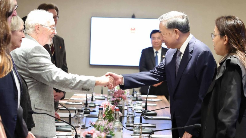 Tổng Bí thư Tô Lâm tiếp Tổng Bí thư Đảng Cộng sản Anh Robert Griffiths và các thành viên trong đoàn. (Ảnh: THỐNG NHẤT - TTXVN)