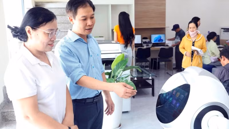 Robot phục vụ người dân tại Trung tâm Phục vụ hành chính công phường An Khánh, Thành phố Hồ Chí Minh. (Ảnh: VÕ LIÊN)
