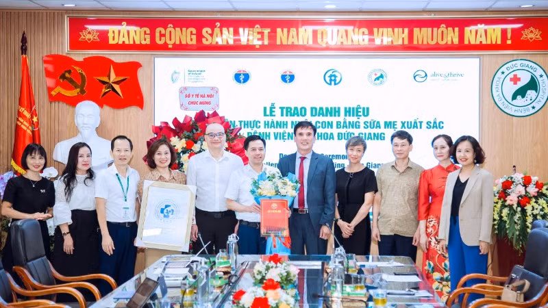 Đại diện Bệnh viện đa khoa Đức Giang nhận danh hiệu “Bệnh viện thực hành nuôi con bằng sữa mẹ xuất sắc”.