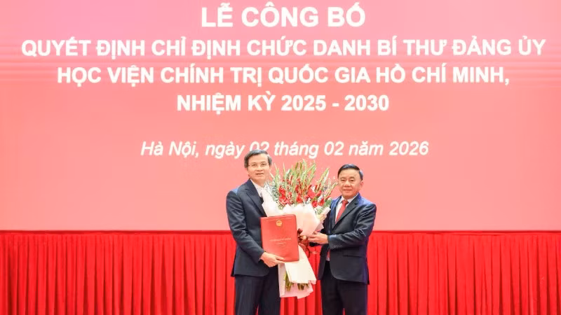 Đồng chí Trần Cẩm Tú, Ủy viên Bộ Chính trị, Thường trực Ban Bí thư, Bí thư Đảng ủy các Cơ quan Đảng Trung ương trao Quyết định chỉ định đồng chí Đoàn Minh Huấn giữ chức Bí thư Đảng ủy Học viện Chính trị quốc gia Hồ Chí Minh nhiệm kỳ 2025-2030. (Ảnh: THẾ ĐẠI)