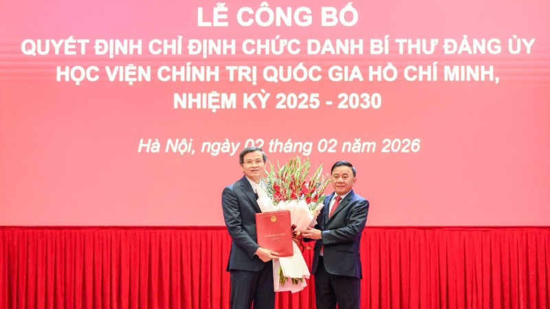 Đồng chí Trần Cẩm Tú, Ủy viên Bộ Chính trị, Thường trực Ban Bí thư, Bí thư Đảng ủy các Cơ quan Đảng Trung ương trao Quyết định chỉ định đồng chí Đoàn Minh Huấn giữ chức Bí thư Đảng ủy Học viện Chính trị quốc gia Hồ Chí Minh nhiệm kỳ 2025-2030. (Ảnh: THẾ ĐẠI)