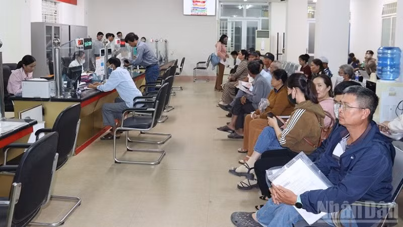 Người dân thực hiện thủ tục hành chính tại Trung tâm Phục vụ hành chính công xã Bình Sơn (Quảng Ngãi).