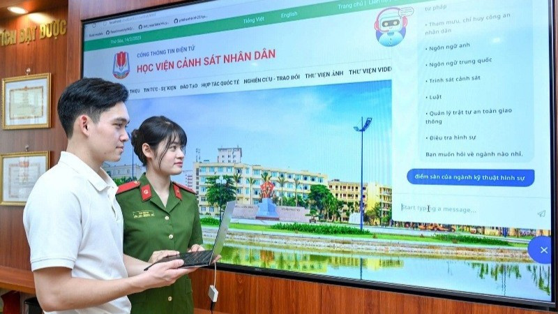 Cán bộ giảng viên, học viên Học viện Cảnh sát nhân dân phát triển AI trong công tác tư vấn, tuyển sinh. (Ảnh: THẾ ĐẠI)