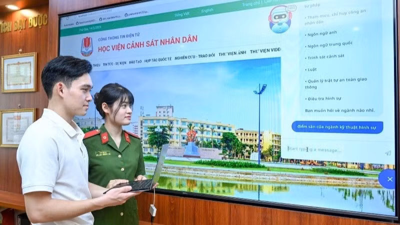 Cán bộ giảng viên, học viên Học viện Cảnh sát nhân dân phát triển AI trong công tác tư vấn, tuyển sinh. (Ảnh: THẾ ĐẠI)