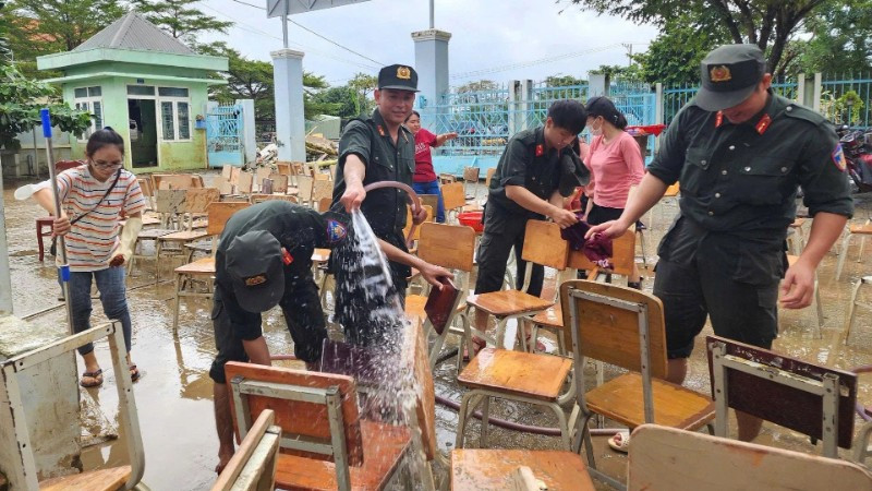 Lực lượng của Công an tỉnh Khánh Hòa hỗ trợ dọn vệ sinh tại Trường trung học cơ sở Nguyễn Đình Chiểu, phường Tây Nha Trang.