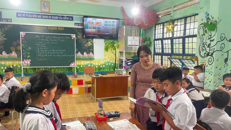 Giáo viên Trường tiểu học Sông Lũy 3 (xã Sông Lũy) hướng dẫn học sinh trong giờ học.