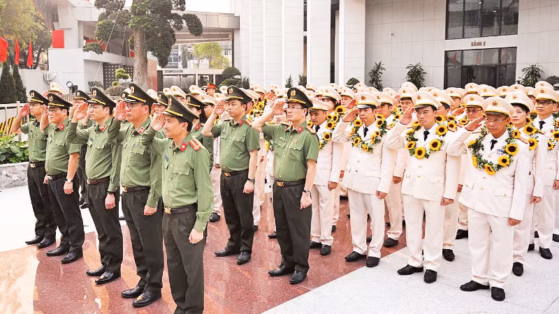 Lực lượng tham mưu Công an nhân dân dâng hoa tưởng niệm tại tượng đài Chủ tịch Hồ Chí Minh nhân dịp kỷ niệm 80 năm Ngày truyền thống. (Ảnh: CÔNG TUẤN)