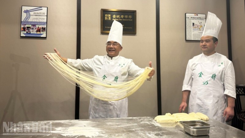 Nghệ nhân Mã Văn Bân giới thiệu quy trình làm mỳ bò Lan Châu.