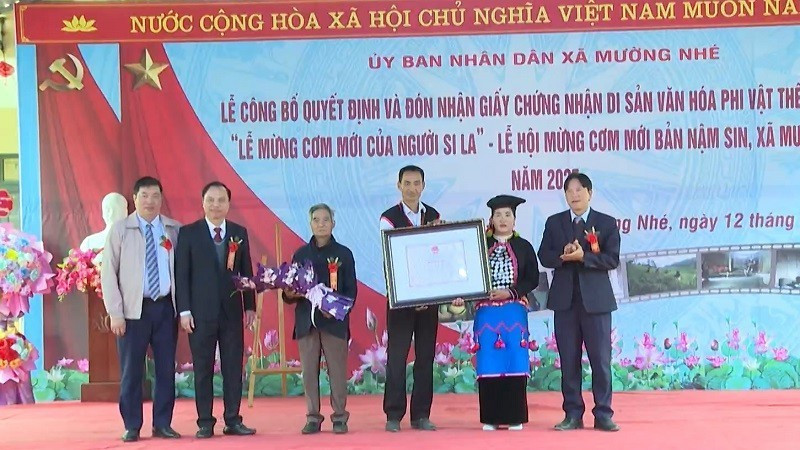 Các đồng chí lãnh đạo xã Mường Nhé trao Chứng nhận di sản văn hóa phi vật thể quốc gia cho đồng bào dân tộc Si La ở bản Nậm Sin với nghi lễ được công nhận là Lễ mừng cơm mới. 