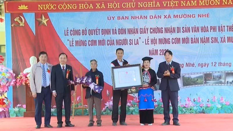 Các đồng chí lãnh đạo xã Mường Nhé trao Chứng nhận di sản văn hóa phi vật thể quốc gia cho đồng bào dân tộc Si La ở bản Nậm Sin với nghi lễ được công nhận là Lễ mừng cơm mới. 