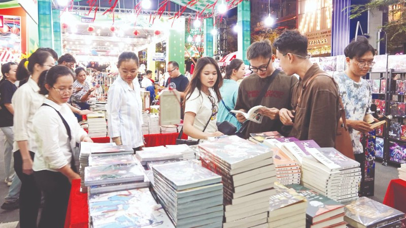 Lễ hội Đường sách Tết Bính Ngọ 2026 thu hút nhiều độc giả trẻ. (Ảnh: THÚY BÌNH)