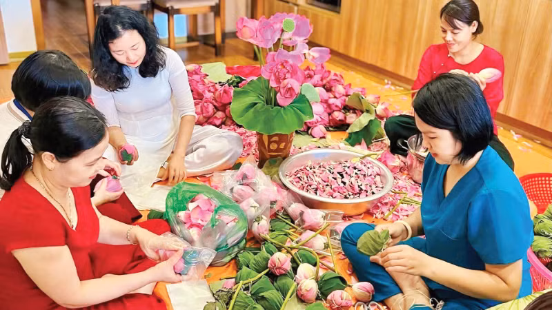 Hợp tác xã Trà sen Hương Thủy tăng cường sản xuất vào dịp cuối năm.