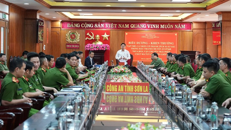 Thường trực Tỉnh ủy Sơn La tổ chức biểu dương, khen thưởng tập thể, cá nhân có thành tích xuất sắc trong đấu tranh Chuyên án “Mua bán, vận chuyển trái phép chất ma túy qua biên giới”.