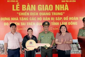 Lãnh đạo Công an tỉnh Lâm Đồng cùng chính quyền địa phương thực hiện nghi thức bàn giao nhà cho gia đình chị Lan.