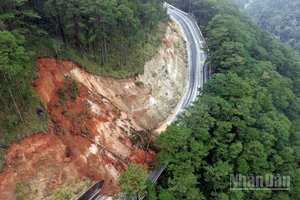 Vị trí sạt lở ta-luy dương trên đèo Prenn trưa 4/12.