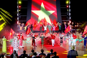 Tiết mục "Đất nước trọn niềm vui" tại chương trình nghệ thuật chào năm mới ở Quảng trường Lâm Viên, phường Xuân Hương-Đà Lạt.