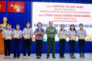 Đồng chí Nguyễn Thị Kim Ngân và Thiếu tướng Trương Minh Đương trao quà, học bổng tặng các em học sinh tại đặc khu Phú Quý.