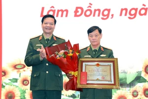 Trung tướng Đỗ Minh Xương, Giám đốc Học viện Lục quân được Chủ tịch nước tặng thưởng Huân chương Bảo vệ Tổ quốc hạng Ba.