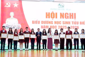 Chủ tịch Ủy ban nhân dân phường Lâm Viên-Đà Lạt Nguyễn Hoàng Phúc và lãnh đạo phường khen thưởng các học sinh xuất sắc. (Ảnh: THÀNH LỢI)