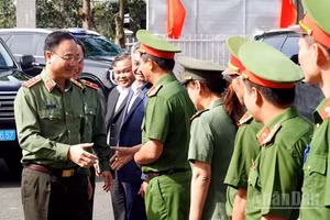 Thượng tướng Phạm Thế Tùng, Thứ trưởng Công an và Đoàn công tác thăm và làm việc tại Công an xã Hiệp Thạnh, tỉnh Lâm Đồng.