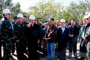 Phó Thủ tướng Chính phủ Bùi Thanh Sơn trò chuyện với gia đình được hỗ trợ xây nhà mới tại cao điểm khởi công “Chiến dịch Quang Trung” tại tỉnh Lâm Đồng.