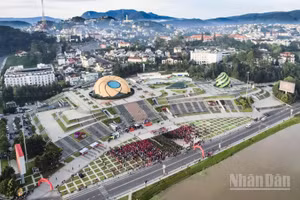 Cung đường đi bộ lãng mạn quanh hồ Xuân Hương trong sự kiện “Cùng Việt Nam tiến bước” tổ chức tại xứ ngàn hoa Đà Lạt, tỉnh Lâm Đồng. 