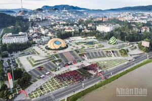 Cung đường đi bộ lãng mạn quanh hồ Xuân Hương trong sự kiện “Cùng Việt Nam tiến bước” tổ chức tại xứ ngàn hoa Đà Lạt, tỉnh Lâm Đồng. 