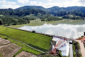 Khu vực xảy ra sạt trượt tại đập chính hồ thủy lợi Cay An đã được lực lượng chức năng xử lý đóng cừ tràm, gia cố đất và phủ bạt. 