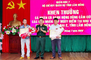 Khen thưởng hai người cứu 3 nạn nhân mắc kẹt giữa dòng nước lũ tại Lâm Đồng