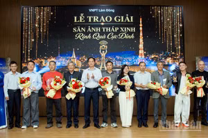 Lãnh đạo VNPT Lâm Đồng và Ban tổ chức tri ân Hội đồng giám khảo và tôn vinh các tác giả đoạt giải.