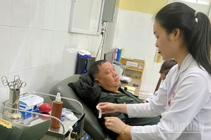 Cán bộ, chiến sĩ Phòng Cảnh sát cơ động Công an tỉnh Lâm Đồng kịp thời đến bệnh viện hiến máu cứu người.