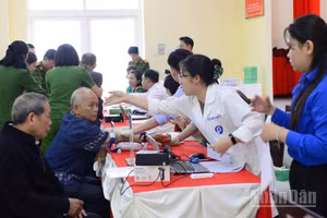 Lực lượng chức năng tỉnh Lâm Đồng thu nhận mẫu sinh phẩm ADN thân nhân liệt sĩ các phường khu vực trung tâm tỉnh.