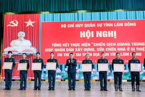 Đại tá Đinh Hồng Tiếng, Chỉ huy trưởng Bộ Chỉ huy Quân sự tỉnh Lâm Đồng trao giấy khen tặng các tập thể, cá nhân hoàn thành xuất sắc nhiệm vụ trong "Chiến dịch Quang Trung".