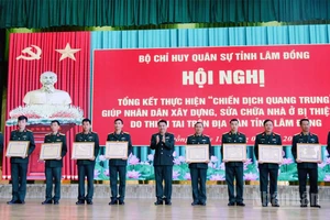 Đại tá Đinh Hồng Tiếng, Chỉ huy trưởng Bộ Chỉ huy Quân sự tỉnh Lâm Đồng trao giấy khen tặng các tập thể, cá nhân hoàn thành xuất sắc nhiệm vụ trong "Chiến dịch Quang Trung".