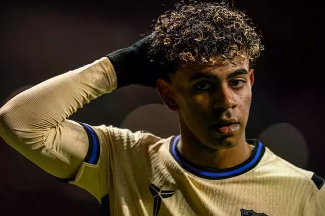 Lamine Yamal cùng các đồng đội bất lực trước sự hưng phấn của Atletico Madrid. (Ảnh: Barca FC)