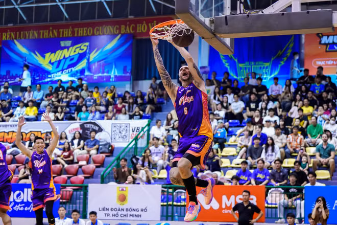Dakota Zinser úp rổ ghi điểm cho Ho Chi Minh City Wings. (Ảnh: VBA)