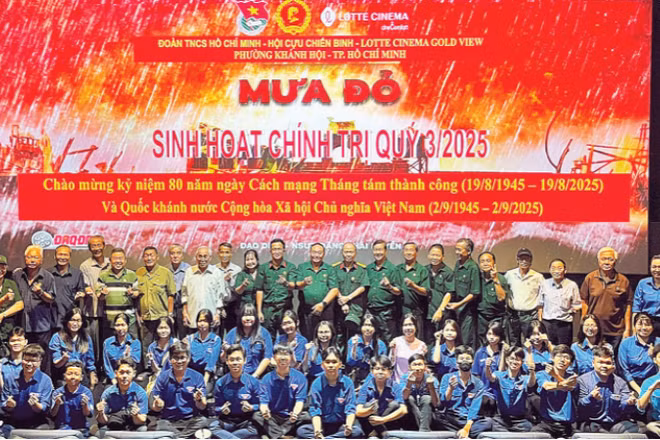 Hội viên Hội Cựu chiến binh, đoàn viên thanh niên phường Khánh Hội sau buổi chiếu phim Mưa Đỏ. (Ảnh MẠNH HẢO)