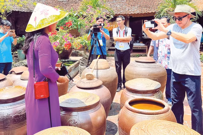 Đoàn phóng viên quốc tế và kiều bào tìm hiểu về giá trị văn hóa làng cổ Đường Lâm (Hà Nội)
