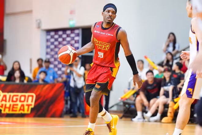 Brandis Raley-Ross xử lý đẳng cấp ở những tình huống quan trọng giúp Saigon Heat chiếm thế thượng phong ở quãng cuối. (Ảnh: VBA)