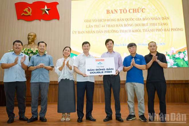 Lãnh đạo phường Thạch Khôi tiếp nhận bàn bóng bàn do Ban Tổ chức Giải vô địch bóng bàn quốc gia Báo Nhân Dân lần thứ 44 trao tặng. (Ảnh: BẢO LONG)