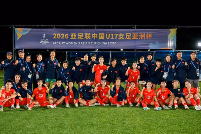 Ban huấn luyện cùng các tuyển thủ U17 nữ Việt Nam sau chiến thắng trước U17 nữ Myanmar. (Ảnh: VFF)