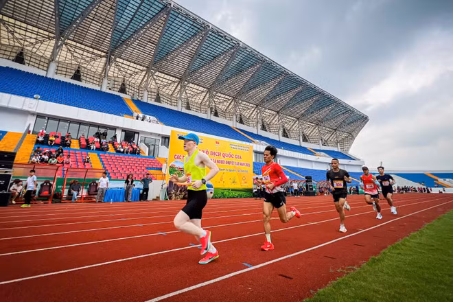 Các vận động viên tranh tài ở môn Điền kinh. 