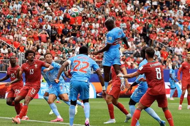 Yoane Wissa đánh đầu mang về bàn gỡ hòa cho Cộng hòa Dân chủ Congo. (Ảnh: FIFA)