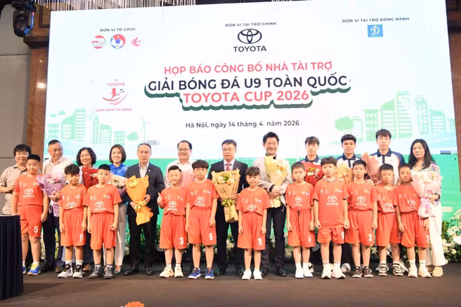 Ban Tổ chức cùng các cầu thủ nhí chụp hình lưu niệm tại buổi lễ công bố giải đấu. 