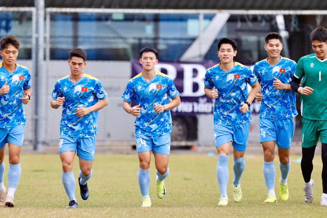 Sau trận thắng 2-1 U22 Lào, tiền đạo Nguyễn Quốc Việt (ngoài cùng bên trái) trở lại tập luyện cùng các đồng đội U22 Việt Nam. (Ảnh: VFF)