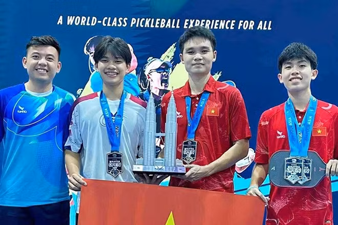 Trịnh Linh Giang (thứ 2 từ phải sang) giành chức vô địch đơn nam. (Ảnh: PPA)