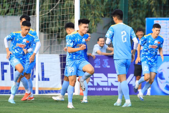 Các tuyển thủ U23 Việt Nam nỗ lực tập luyện hướng tới giải đấu sắp tới. (Ảnh: VFF)